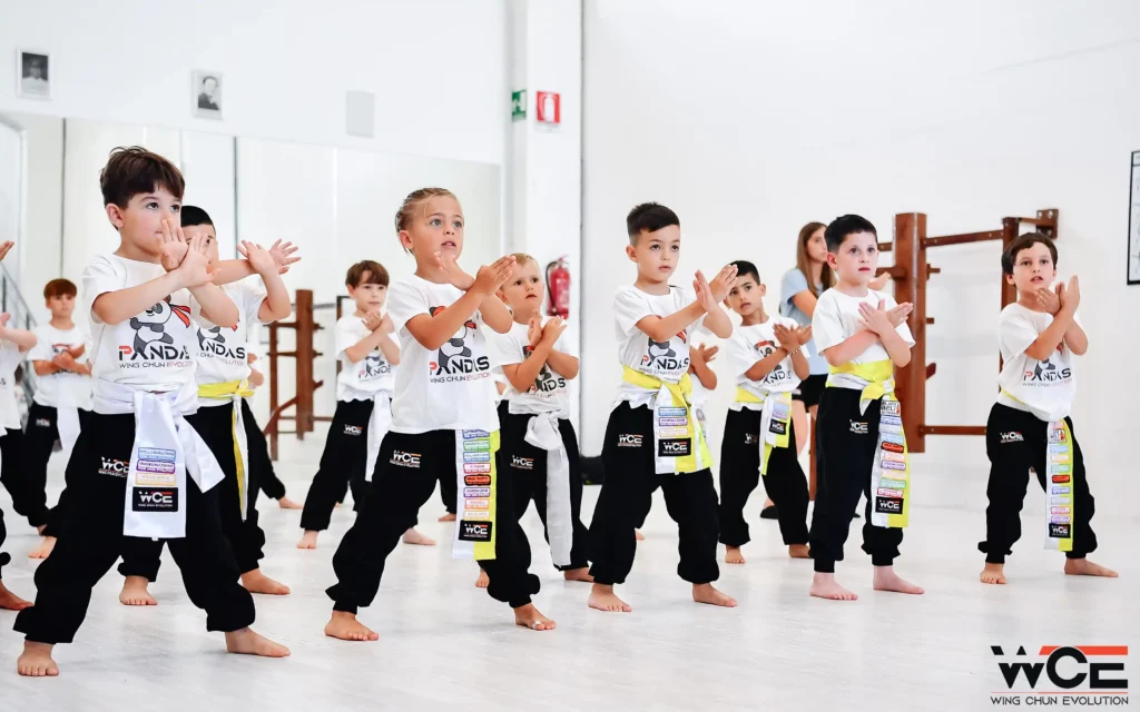 Esibizione dei bambini delle classi Pandas Turtles e Foxes durante il Ninja Party della Wing Chun Evolution Academy