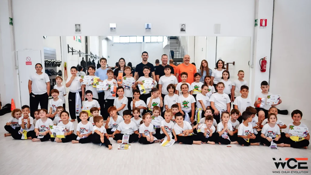 Famiglie, allievi e istruttori della Wing Chun Evolution Academy durante la festa finale del Warriors Day 2026